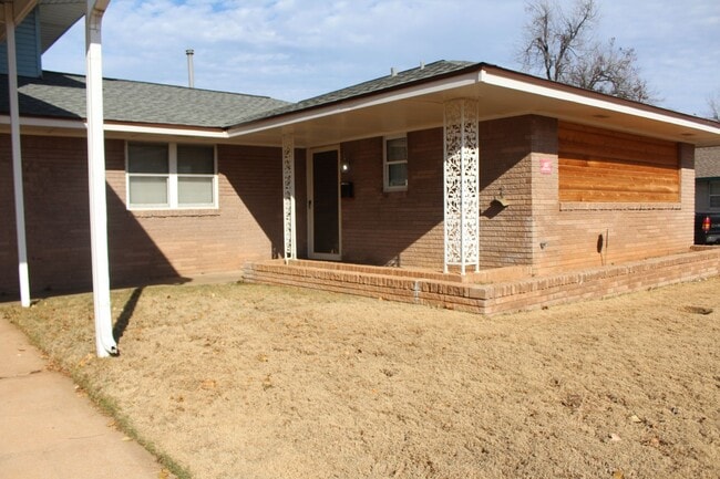 Building Photo - Huge Playroom - Family Room!