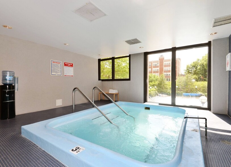 HOT TUB - 2020 N Lincoln Park W