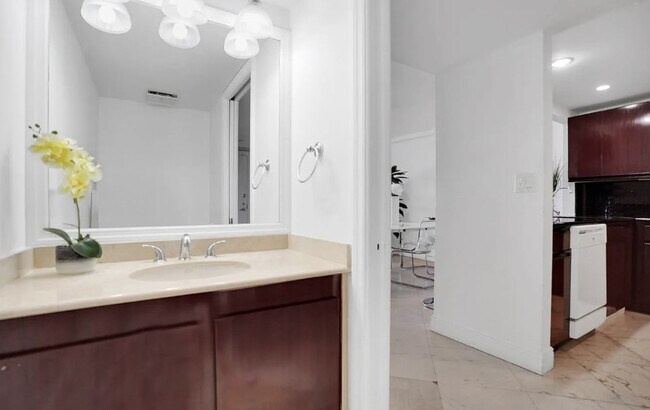 Building Photo - 1717 N Bayshore Dr