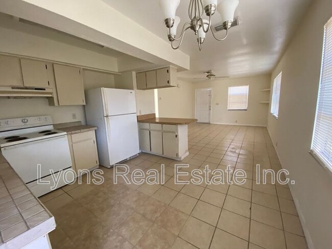 Building Photo - 801 SE 5th Ave