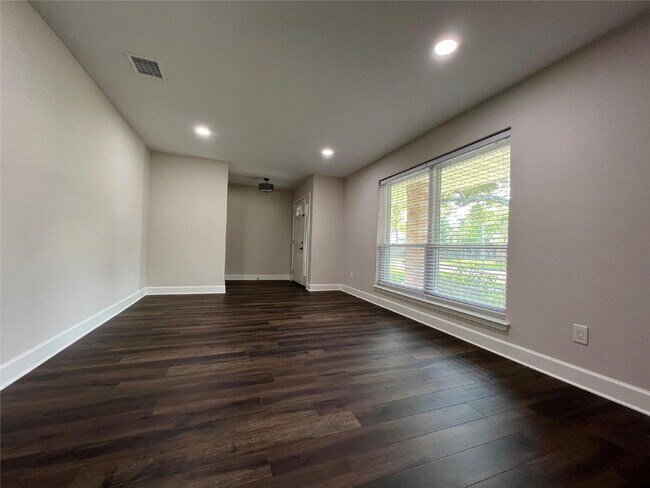 Building Photo - 3 Bedroom Home for Rent in Houston 77096 | Updated Home with Large Backyard