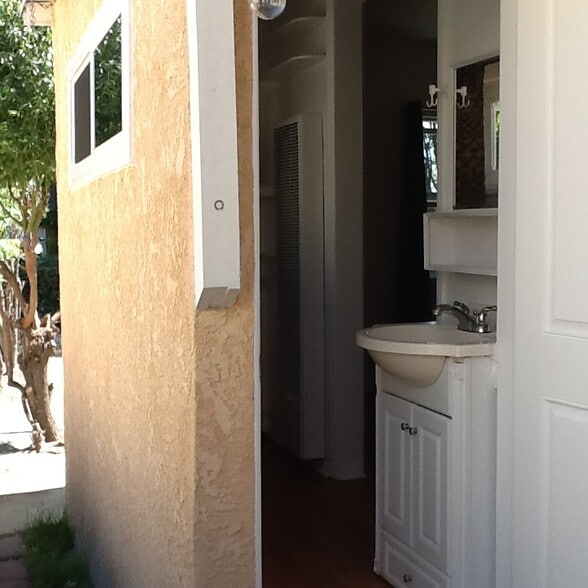 Building Photo - 633 S Orchard Dr