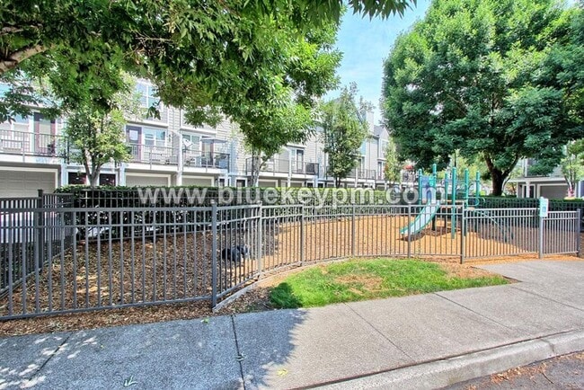 Building Photo - 3 Bed,2 Bath Townhome By the Columbia River in Northwynd Community