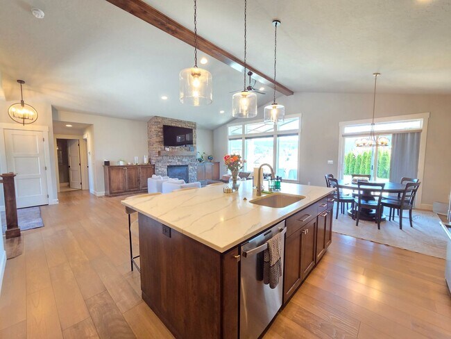 Building Photo - $4,800 - 5 Bed / 3 Bath Custom Built Home w/ Private Sport Court & Golf Green