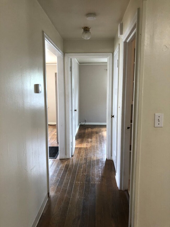 Building Photo - Charming 1-Bedroom Retreat in Vibrant Cour...