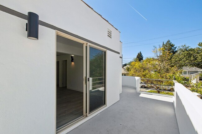 Building Photo - Stunning Luxury 2BR with Wraparound Deck in Downtown Palo Alto