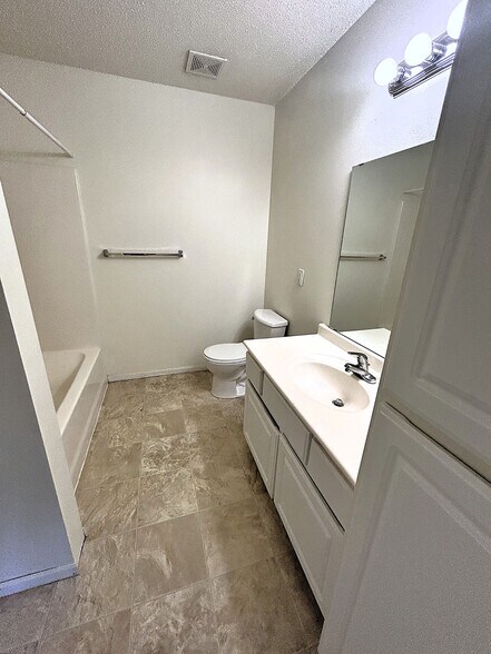 Building Photo - 10 Bridgewater Trl