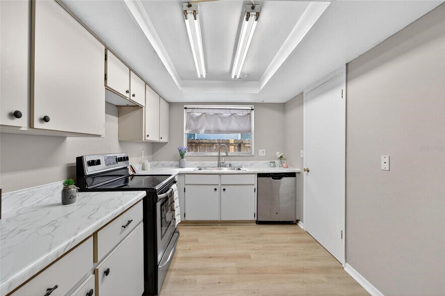 Building Photo - 1712 Village Ct