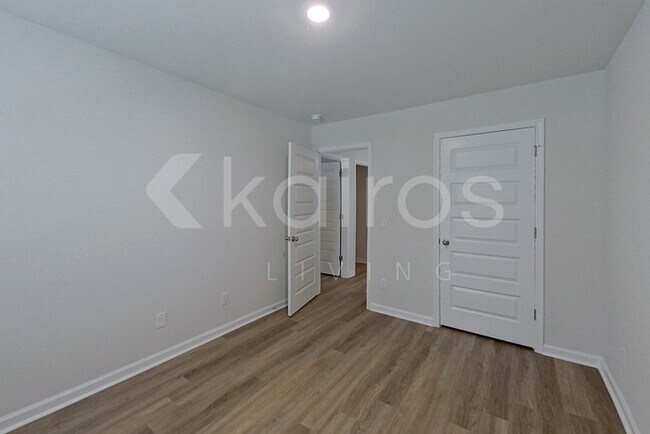 Building Photo - 102 Inez Ave