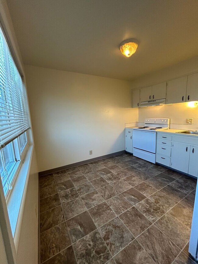 Building Photo - (964) 2 Bedroom / 1 Bathroom