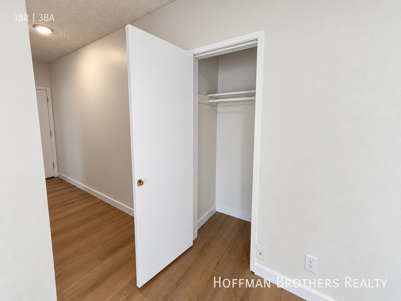 Building Photo - 6039 Whitsett Ave