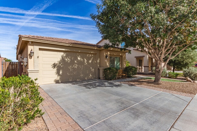 Building Photo - 1562 W Alder Rd