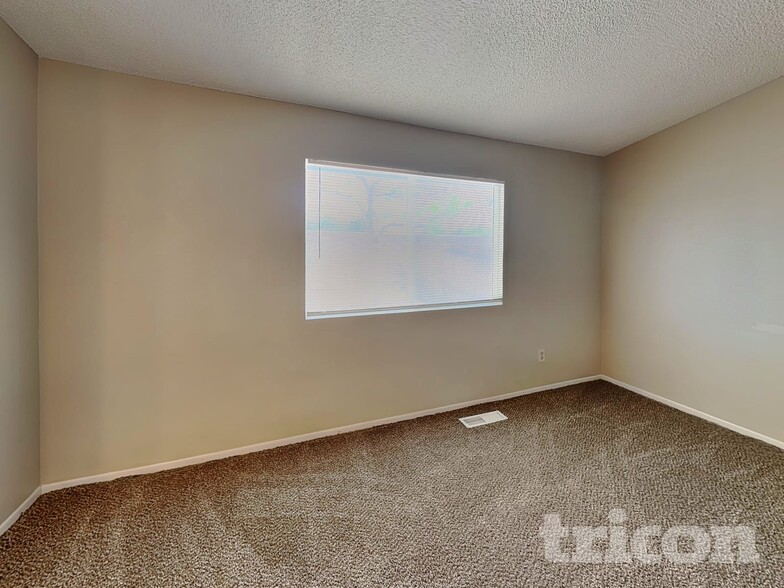 Building Photo - 2020 Burnside Dr