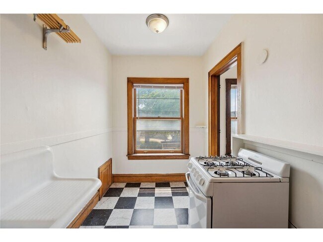 Building Photo - 1910 1st Ave S