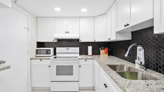 Building Photo - 3901 S Ocean Dr