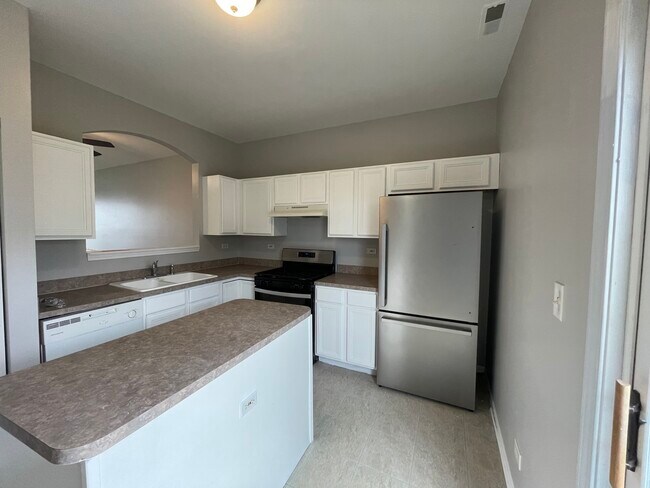 Building Photo - 1624 Fieldstone Dr N