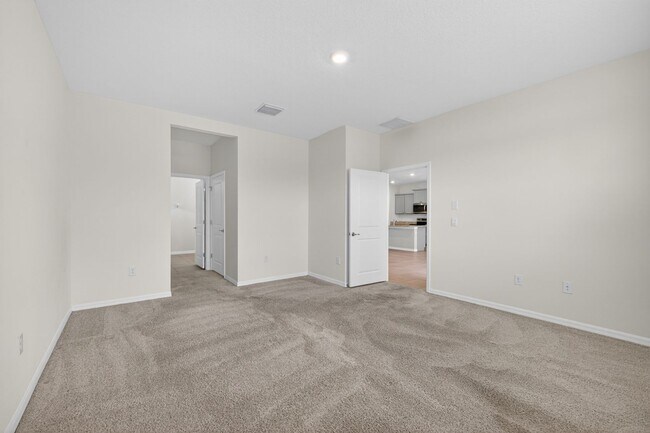 Building Photo - 4 Bedroom in Gated Community!