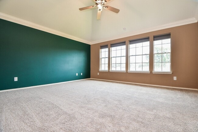 Building Photo - 4622 Forest Home Dr