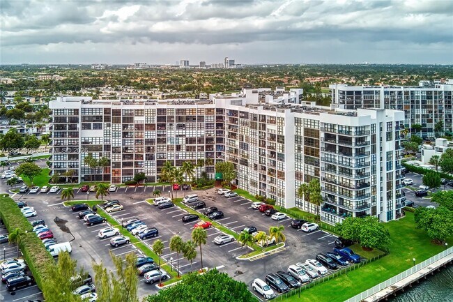 Building Photo - 800 Parkview Dr