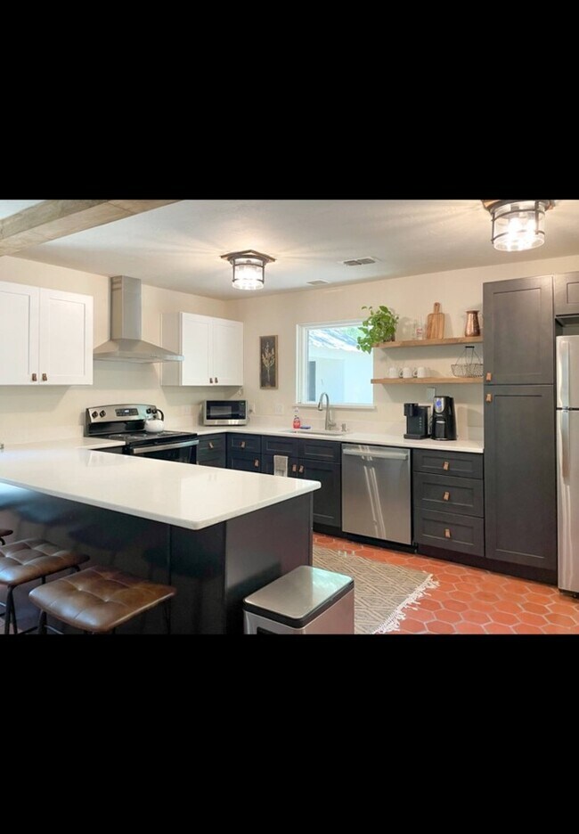 Building Photo - 758 RSCR 1490 Point - Furnished Home