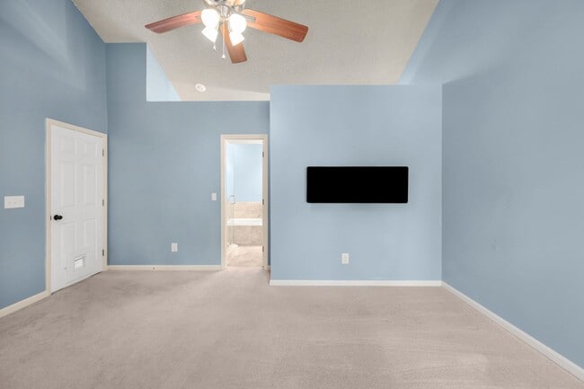 Building Photo - 201 St Regis Ln