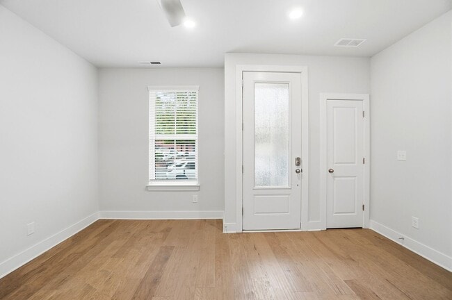 Building Photo - Modern Townhome in the Heart of Plaza Midw...