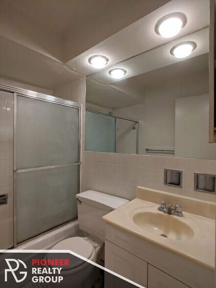 Building Photo - 502 W Briar Pl