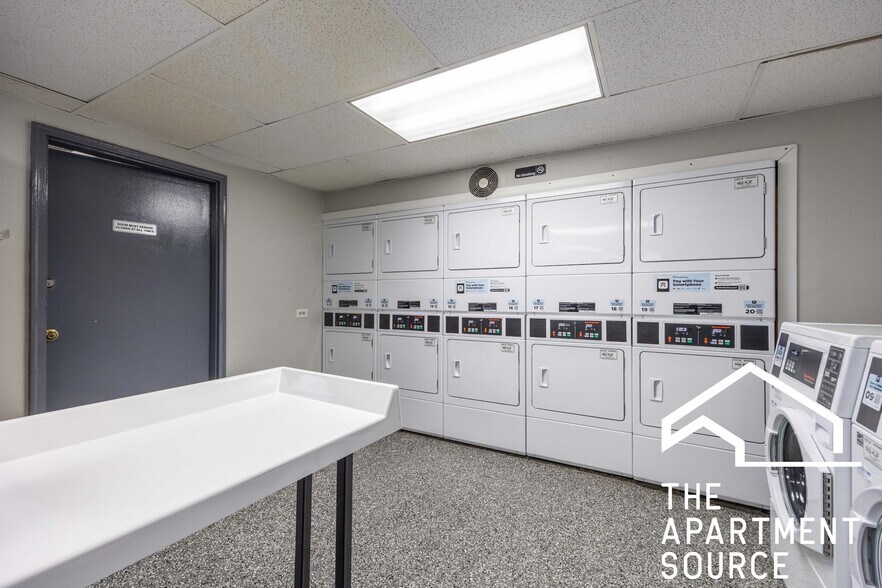 Building Photo - 1140 N La Salle Dr