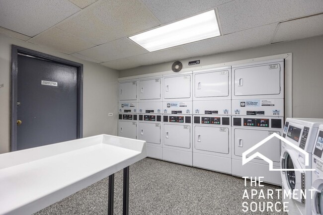 Building Photo - 1140 N La Salle Dr