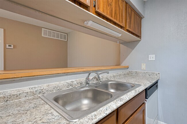 Building Photo - 9090 S Braeswood Blvd