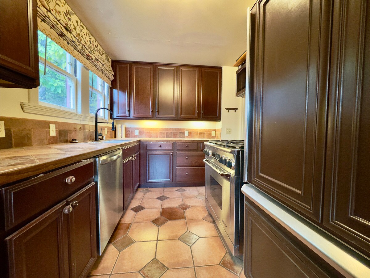 Building Photo - 645 Jean St