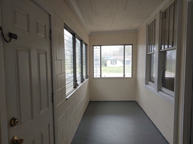 Building Photo - 3BR/1BA home with Bonus Room and large fenced back yard