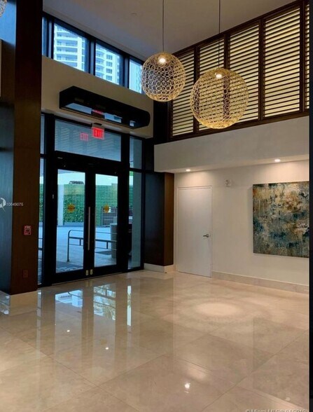 Building Photo - 540 Brickell Key Dr