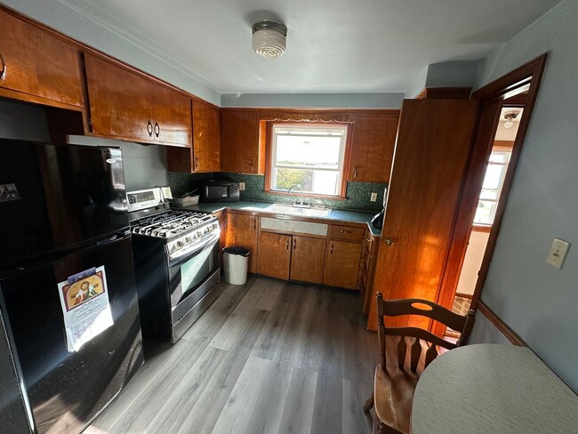 Building Photo - 644 W Judson Ave