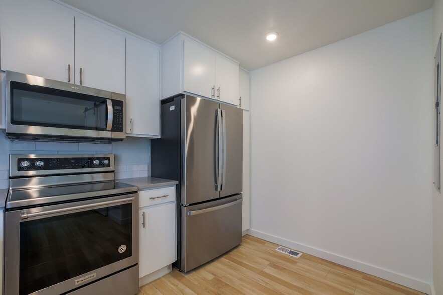 Building Photo - 6235 SE Clatsop St