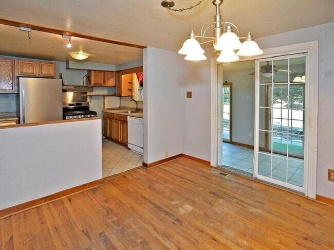 Building Photo - 709 Norwich Ave