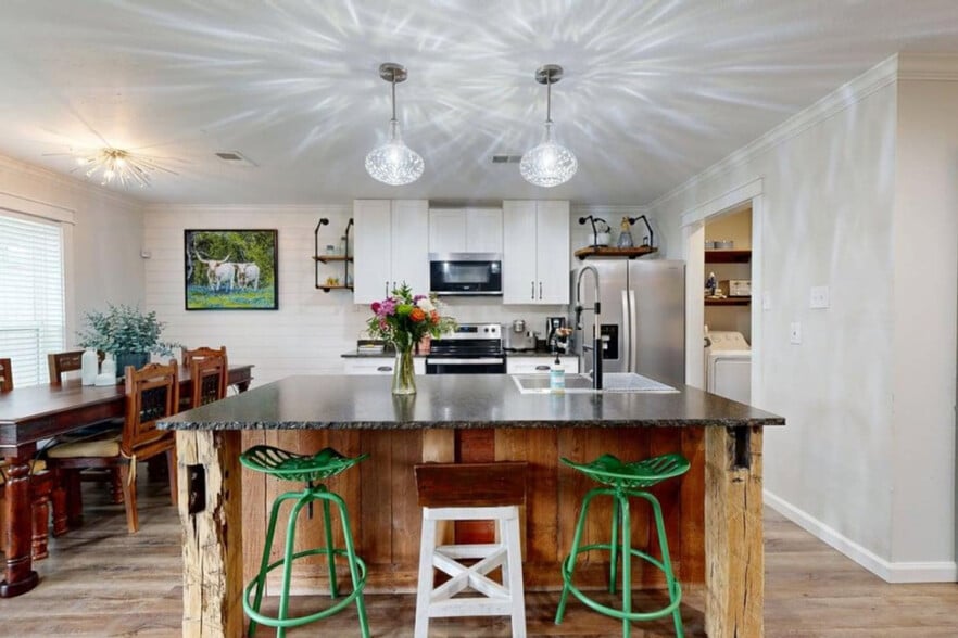 Building Photo - 3004 Red Robin Loop