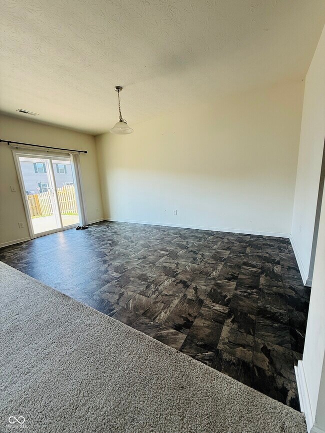 Building Photo - 822 Blue Ash Trail
