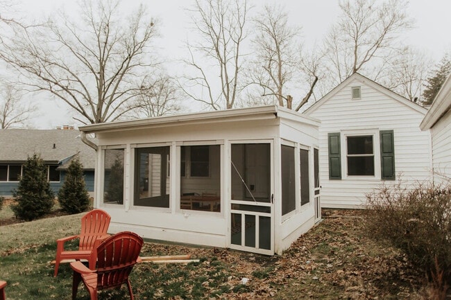 Building Photo - 909 S Mitchell St