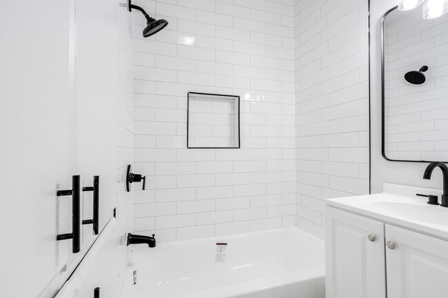 Building Photo - 1528 N Beard Ave