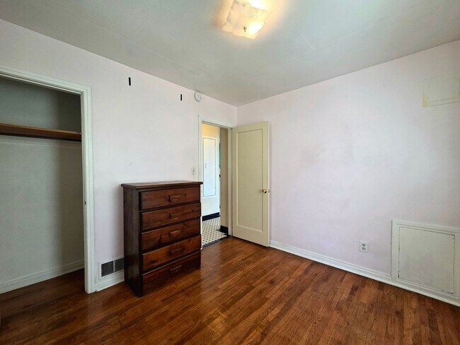 Building Photo - 825-827 E 620 N
