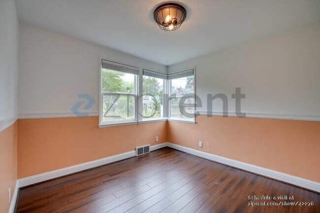 Building Photo - 4522 NE 54th St