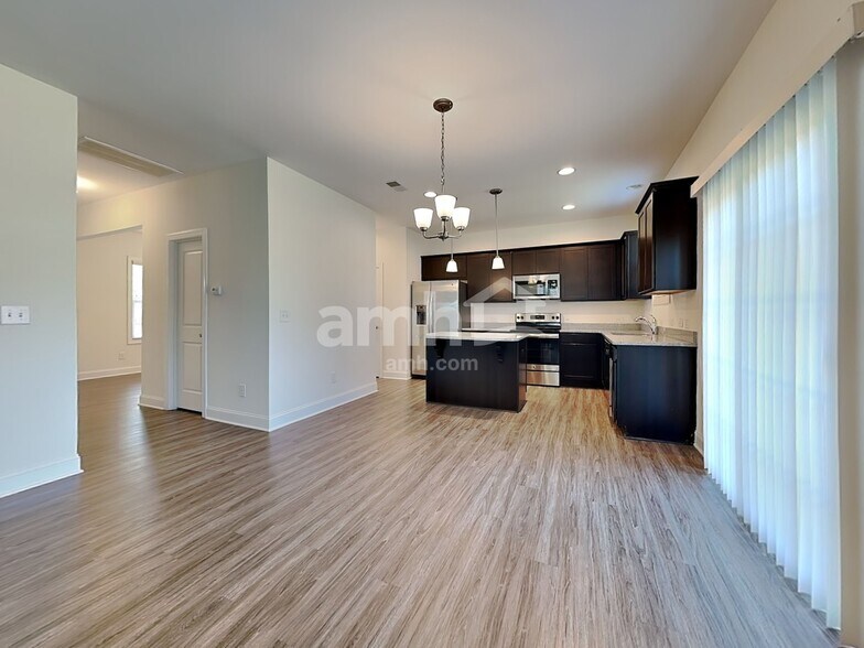 Building Photo - 105 Shore Pine Dr