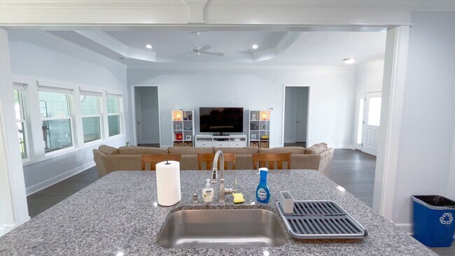 Building Photo - 4/2 fairly new & updated home!