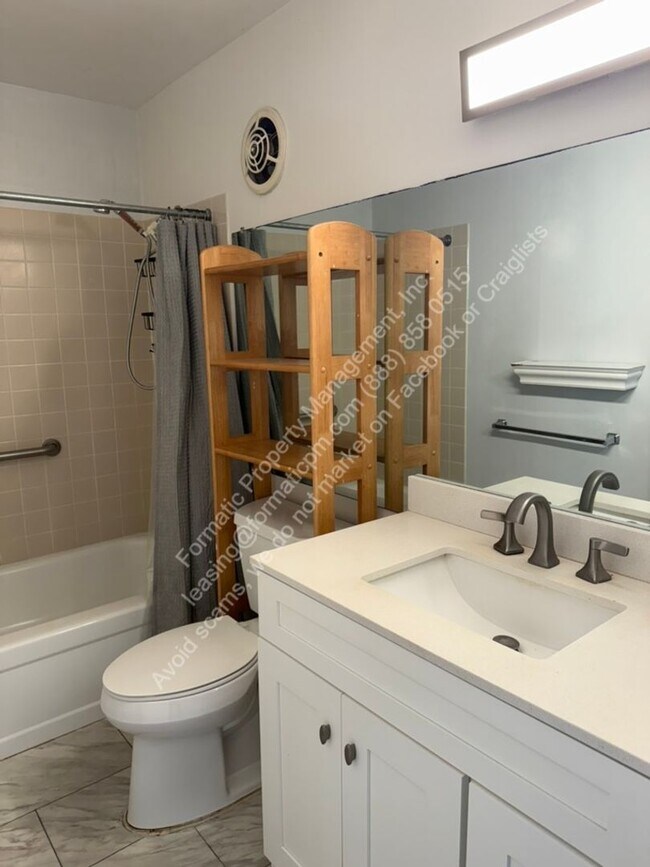 Building Photo - Pet Friendly 2-Bedroom With in Unit Laundry Apartment with Pool & Covered Parking in Honolulu!