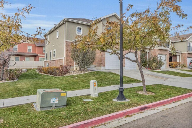 Building Photo - 1503 N August Dr