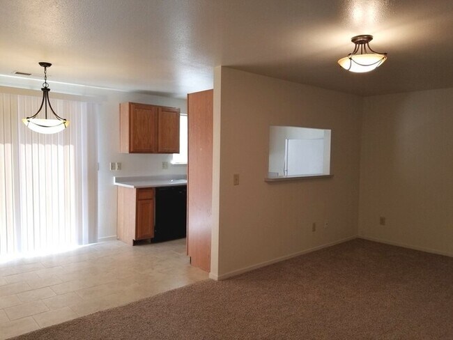 Building Photo - Town Home For Rent in Carson City