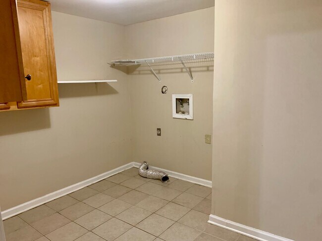 Building Photo - 5931 Kay Dr NW
