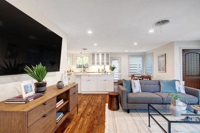 Building Photo - 2015 Eaton Ln