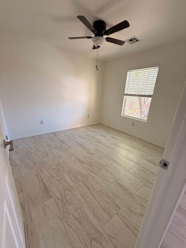 Building Photo - 3/2 Condo for Rent